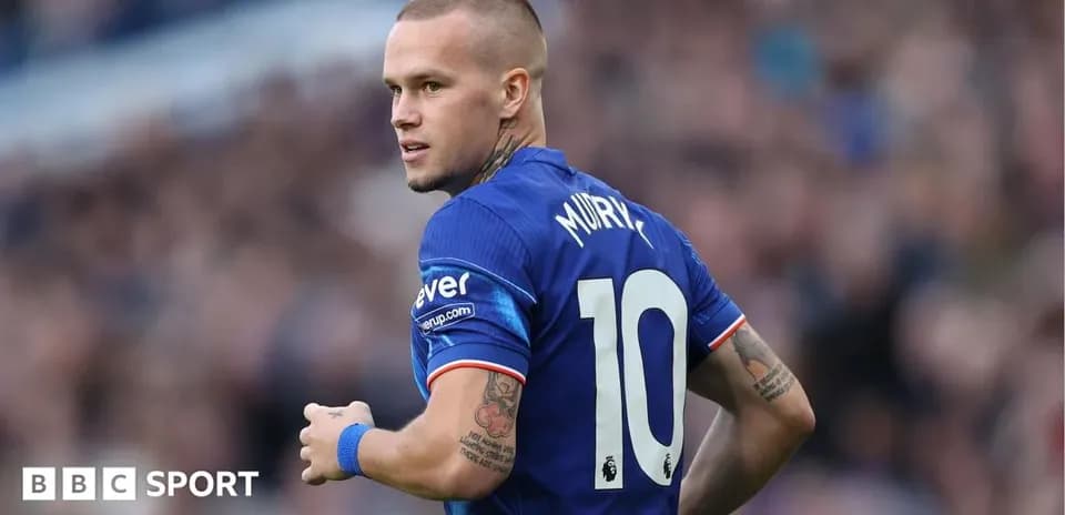 Jugador con camiseta azul mirando hacia atrás