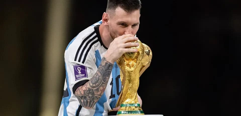 Jugador besando el trofeo de la Copa Mundial