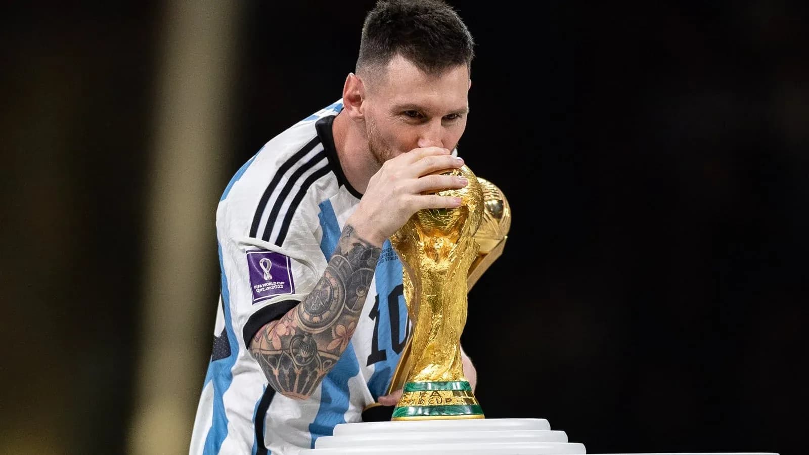 Jugador besando el trofeo de la Copa Mundial