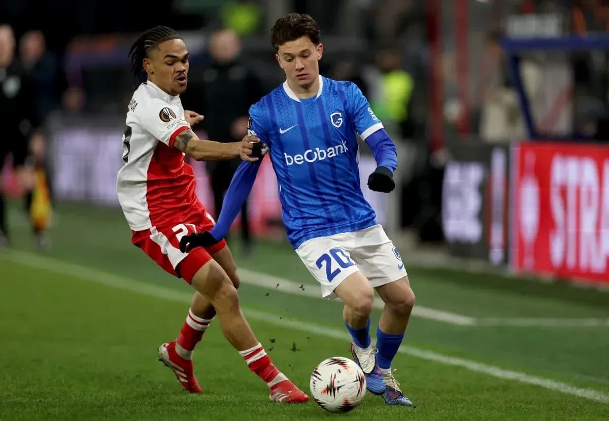 Jugador de KRC Genk driblando mientras es marcado