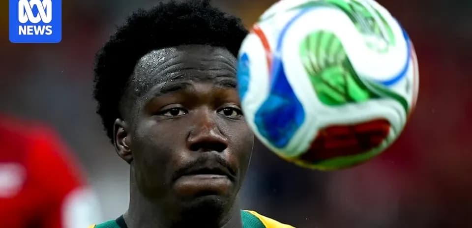 Jugador australiano observando un balón de fútbol