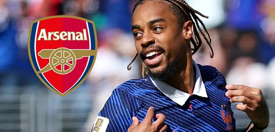Jugador celebrando con logo de Arsenal de fondo