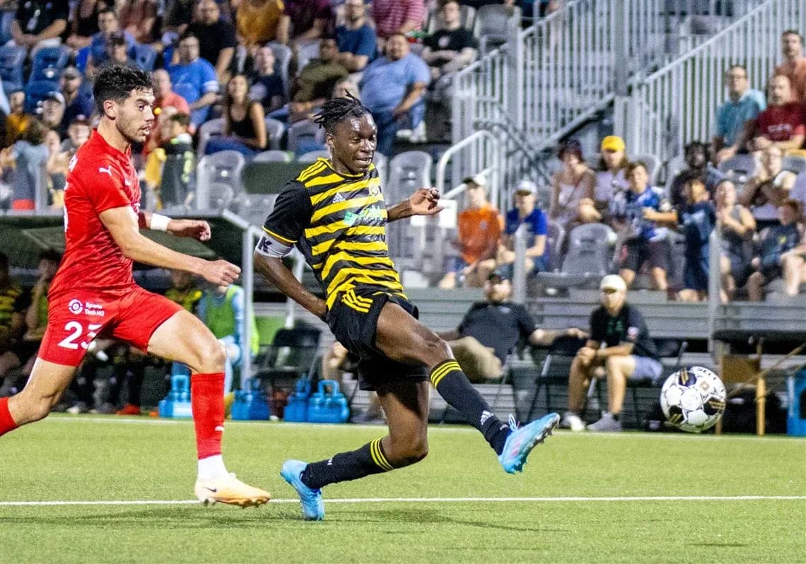 Jugador de Pittsburgh Riverhounds golpeando el balón