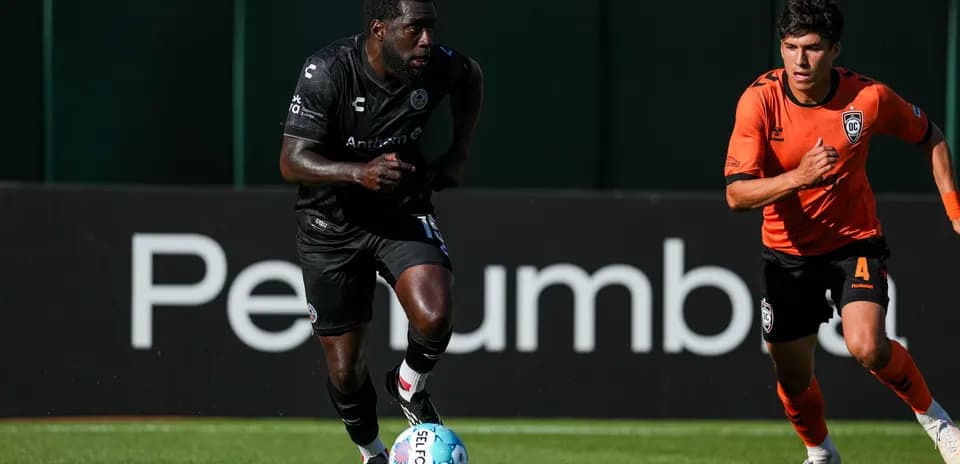 Jugador corriendo con el balón en el partido