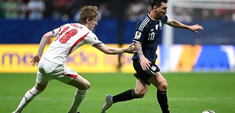 Jugador de Argentina driblando mientras es marcado