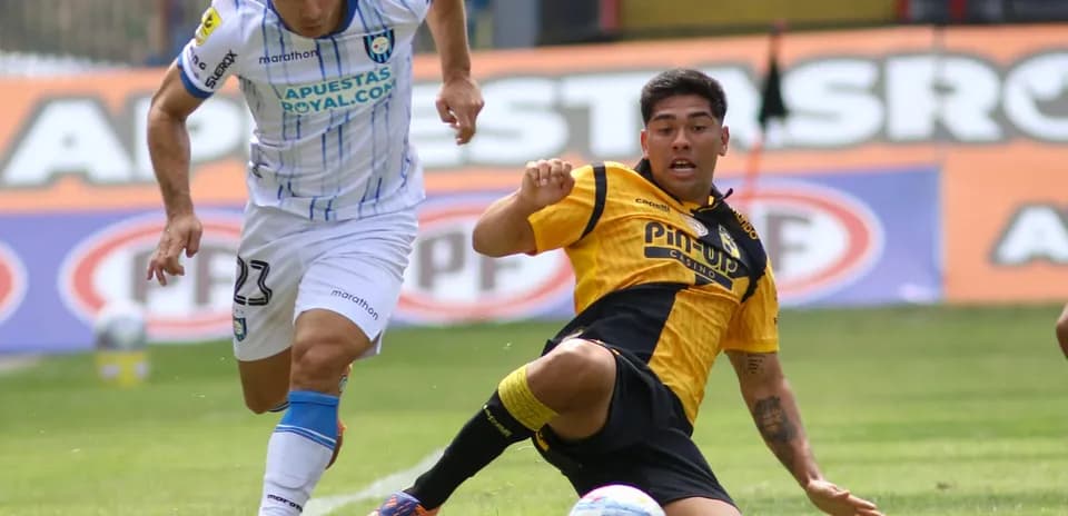 Jugador de Coquimbo Unido en acción durante el partido