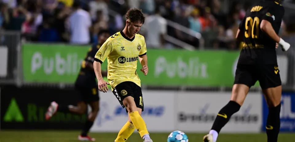 Jugador del Charleston Battery en acción con balón