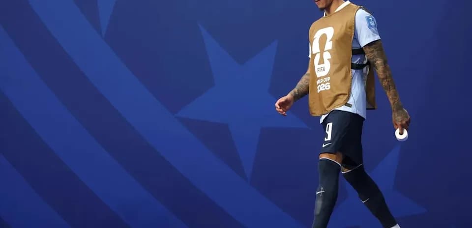 Jugador caminando con peto durante evento FIFA
