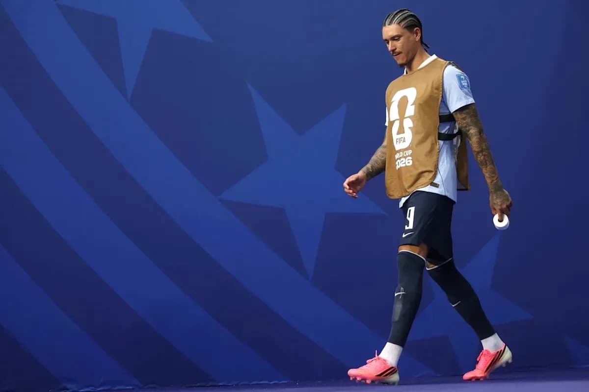 Jugador caminando con peto durante evento FIFA