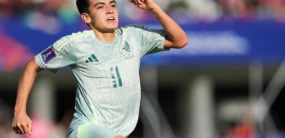 Jugador de México celebrando un gol