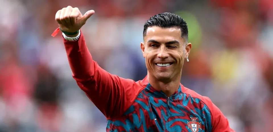 Jugador de Portugal saludando en el campo