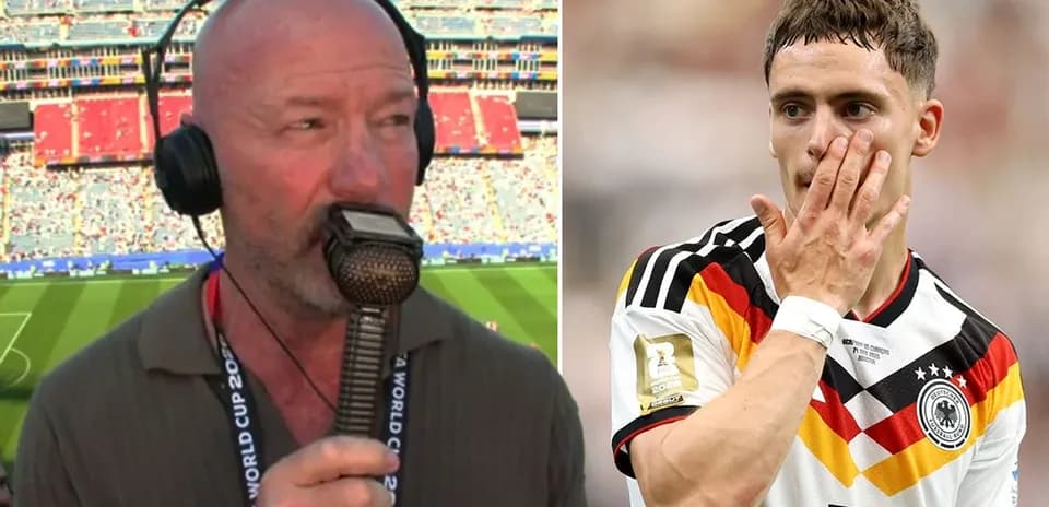 Comentarista hablando y jugador de Alemania tocándose la cara
