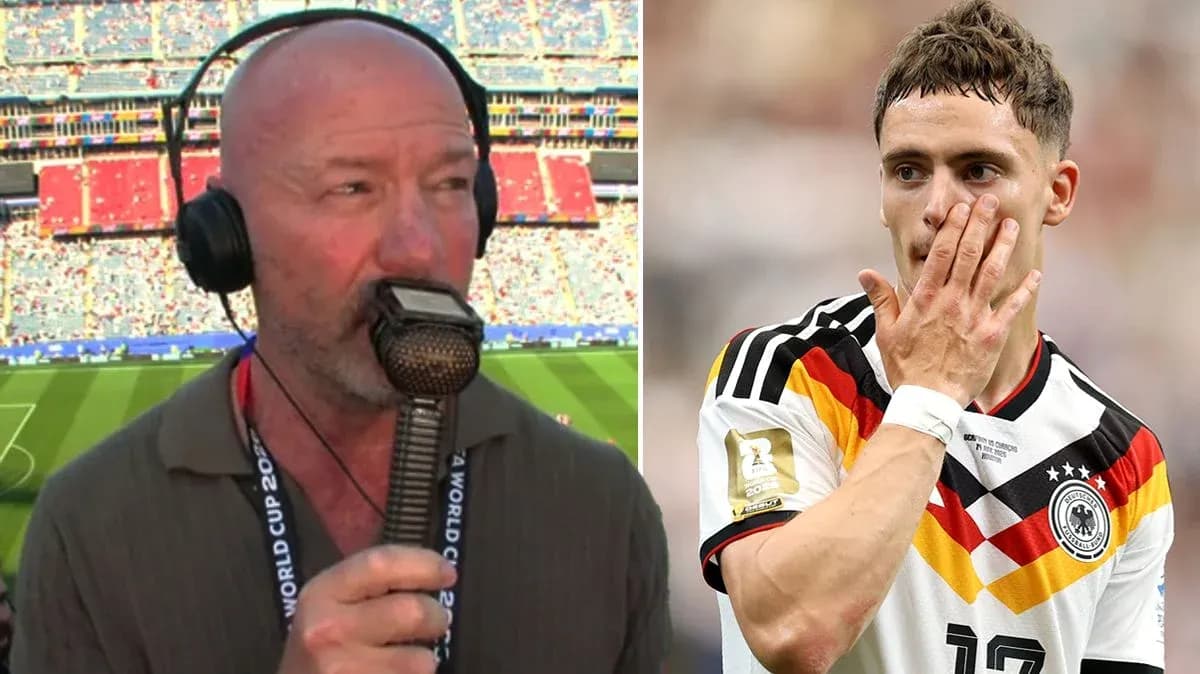 Comentarista hablando y jugador de Alemania tocándose la cara