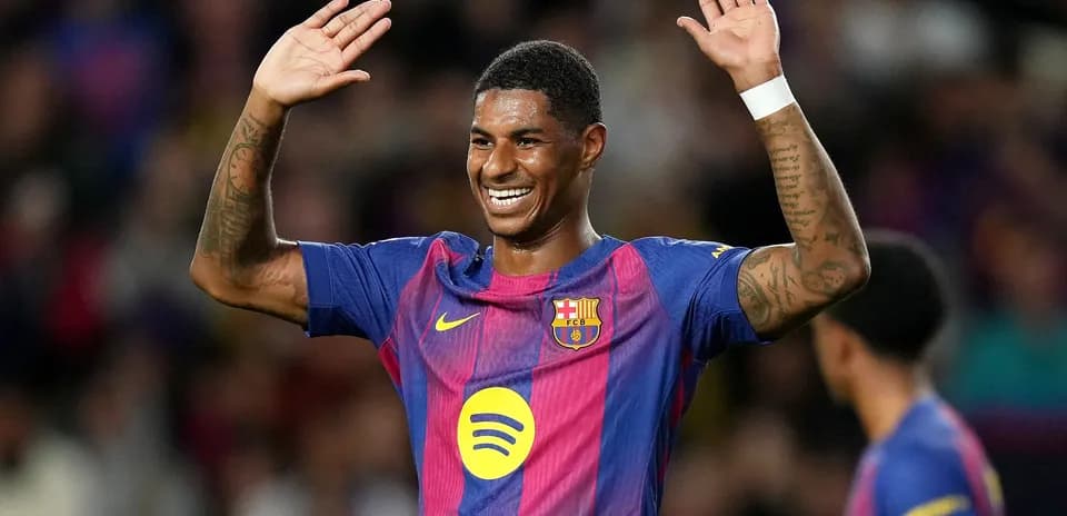 Jugador del Barcelona saludando al público durante el partido