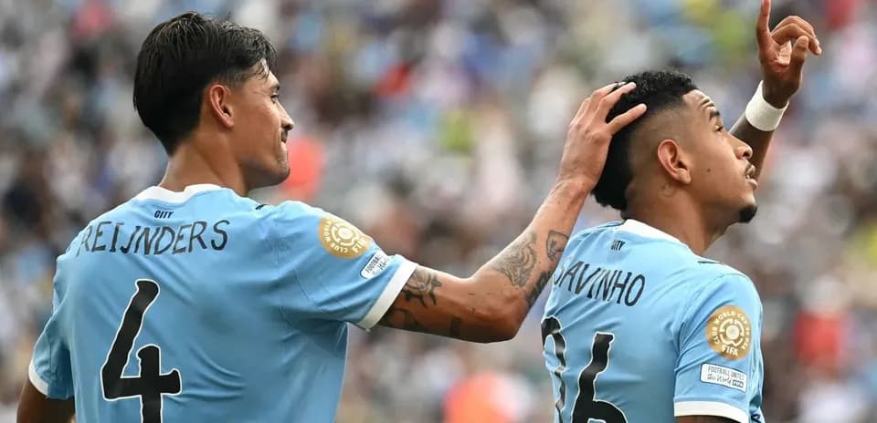 Jugadores celebrando un gol durante el partido