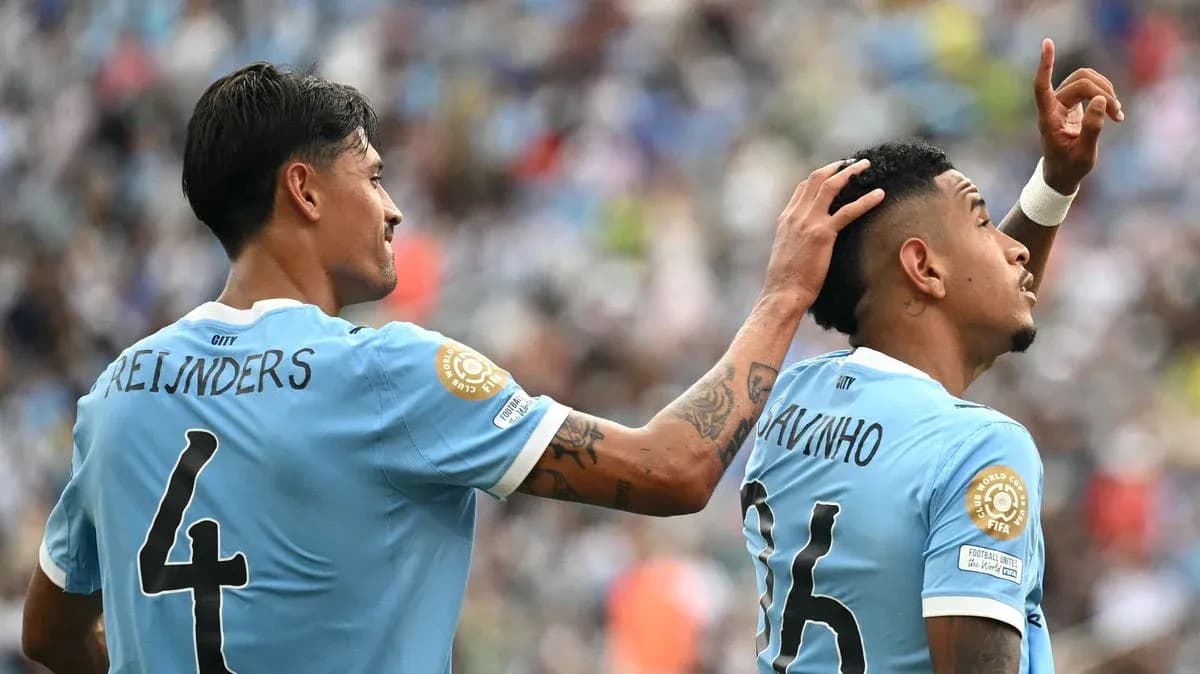 Jugadores celebrando un gol durante el partido
