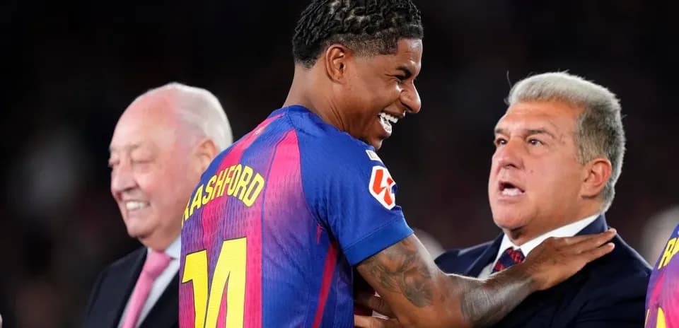 Jugadores de Barça celebrando con directivos en evento
