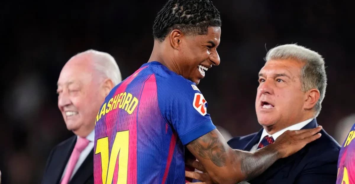 Jugadores de Barça celebrando con directivos en evento