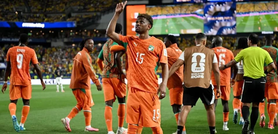 Jugador de Costa de Marfil celebrando en el campo