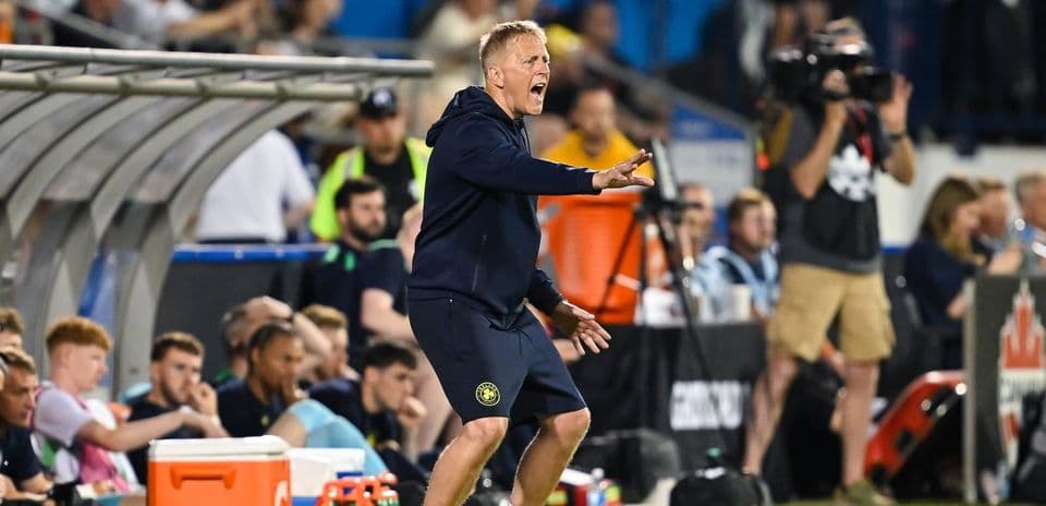 Entrenador dando instrucciones desde la línea de banda
