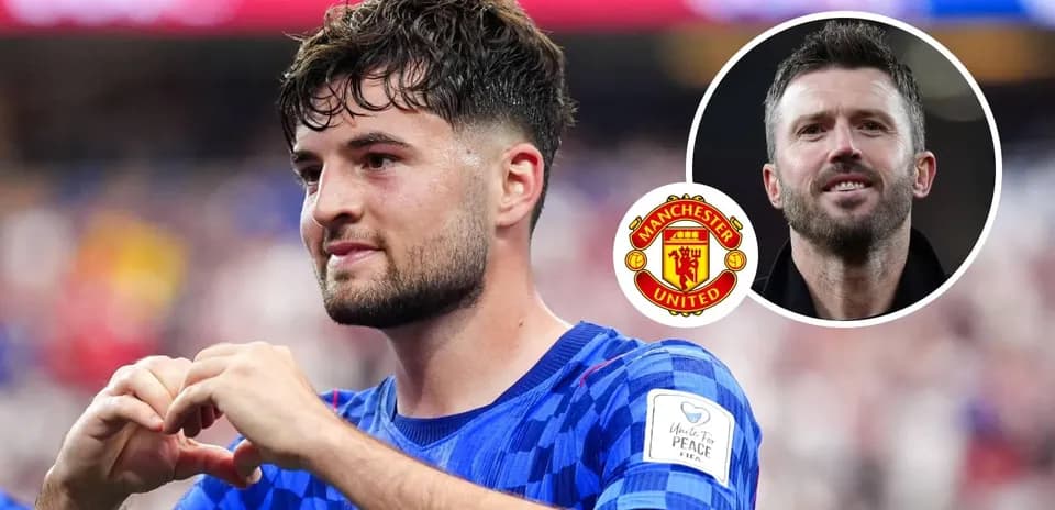 Jugador de Manchester United haciendo un corazón con las manos