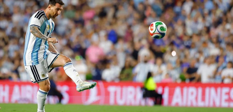 Jugador de Argentina ejecutando un tiro libre