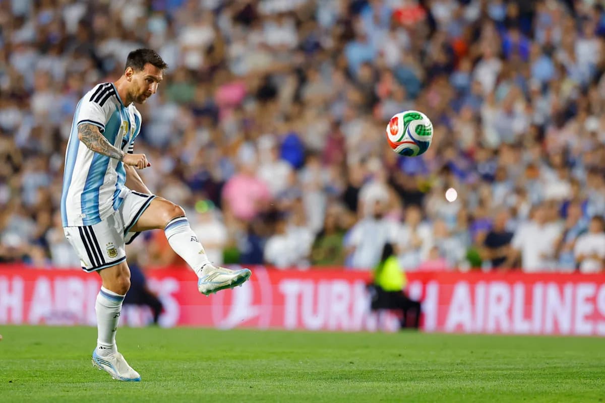 Jugador de Argentina ejecutando un tiro libre