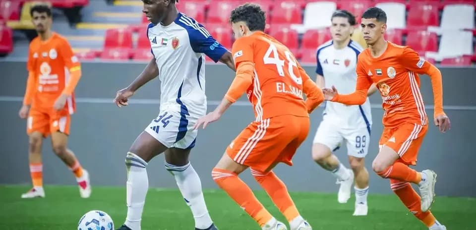 Jugador de Khorfakkan U23 driblando a oponentes