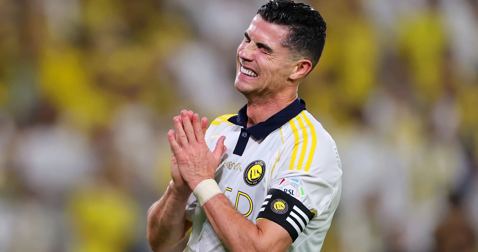 Jugador de fútbol con camiseta de Al Nassr en el campo