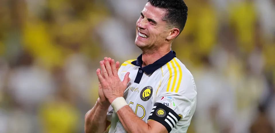 Jugador de fútbol con camiseta de Al Nassr en el campo