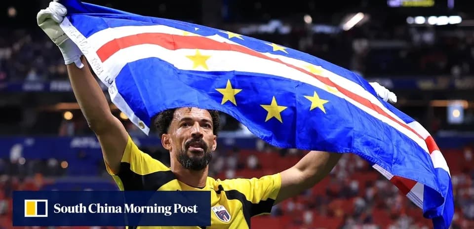 Jugador levantando la bandera de Cabo Verde en celebración