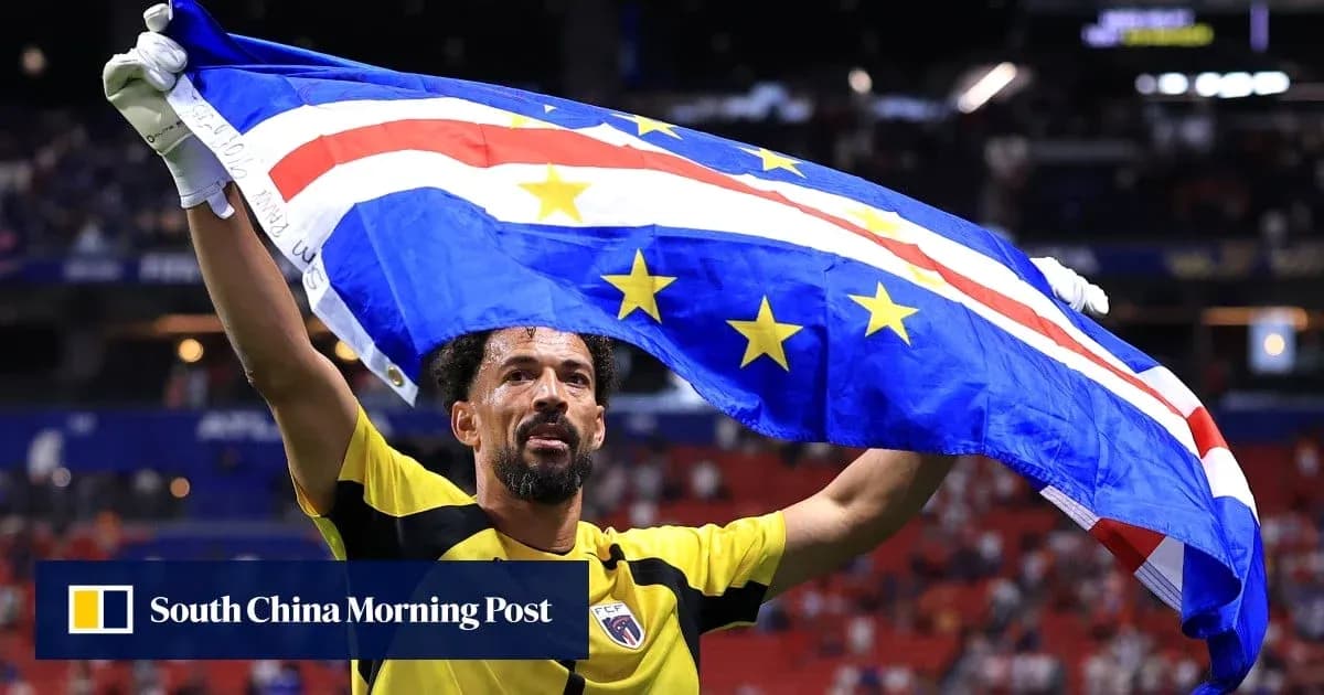 Jugador levantando la bandera de Cabo Verde en celebración