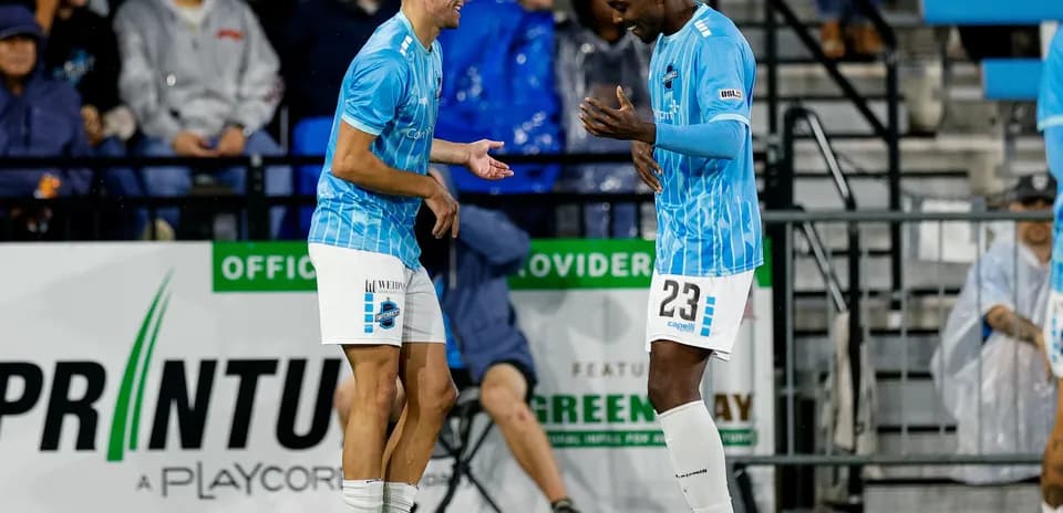 Dos jugadores celebrando en el campo