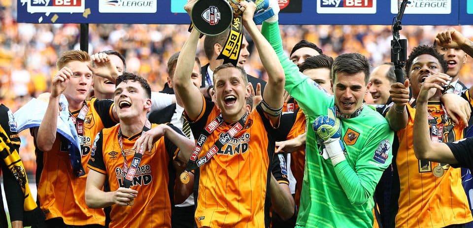 Jugadores de Hull City celebrando con trofeo