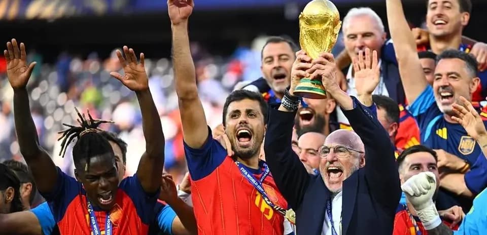 Equipo español celebrando con el trofeo de la Copa Mundial