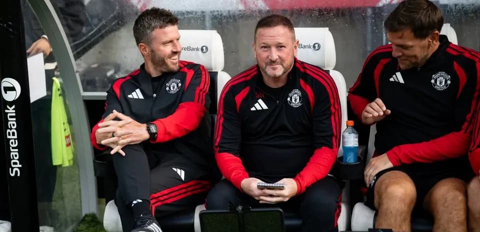 Entrenadores de Manchester United en la banca durante partido