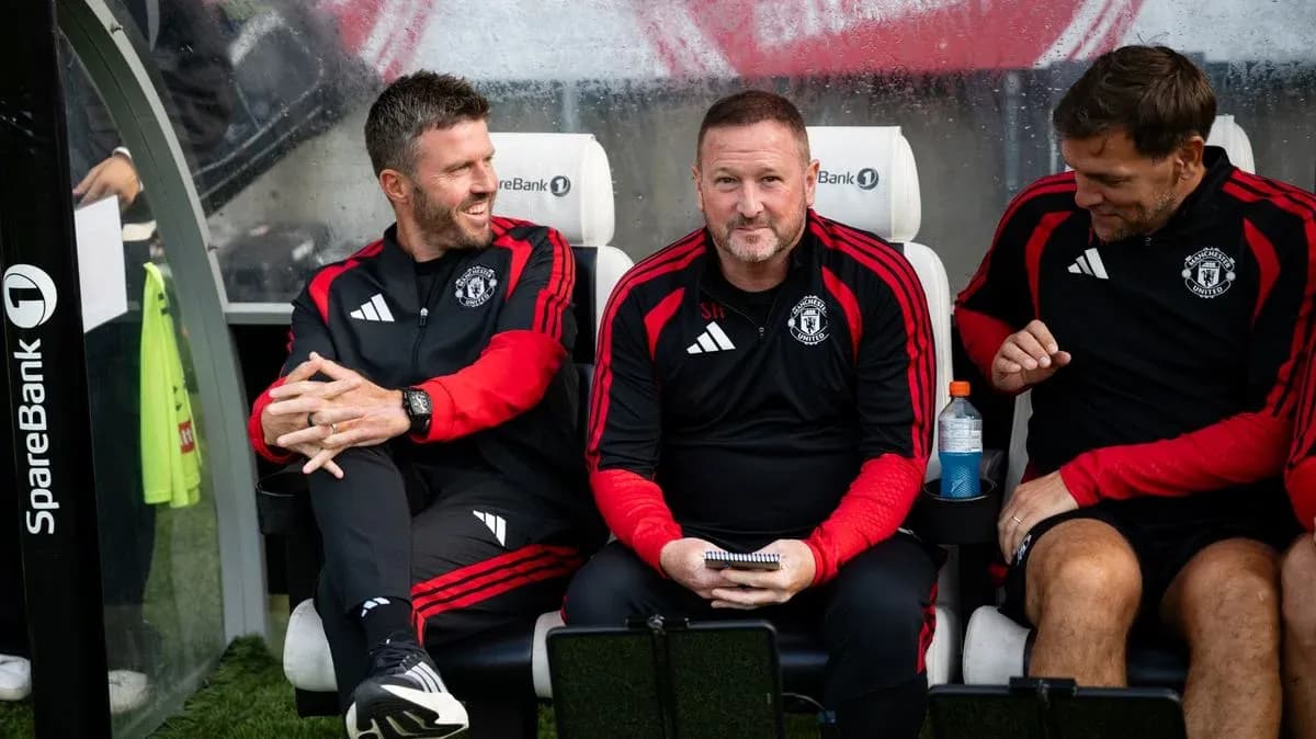 Entrenadores de Manchester United en la banca durante partido