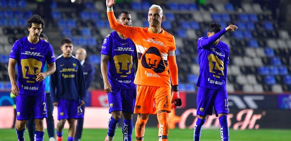 Jugadores de Pumas celebrando tras el partido