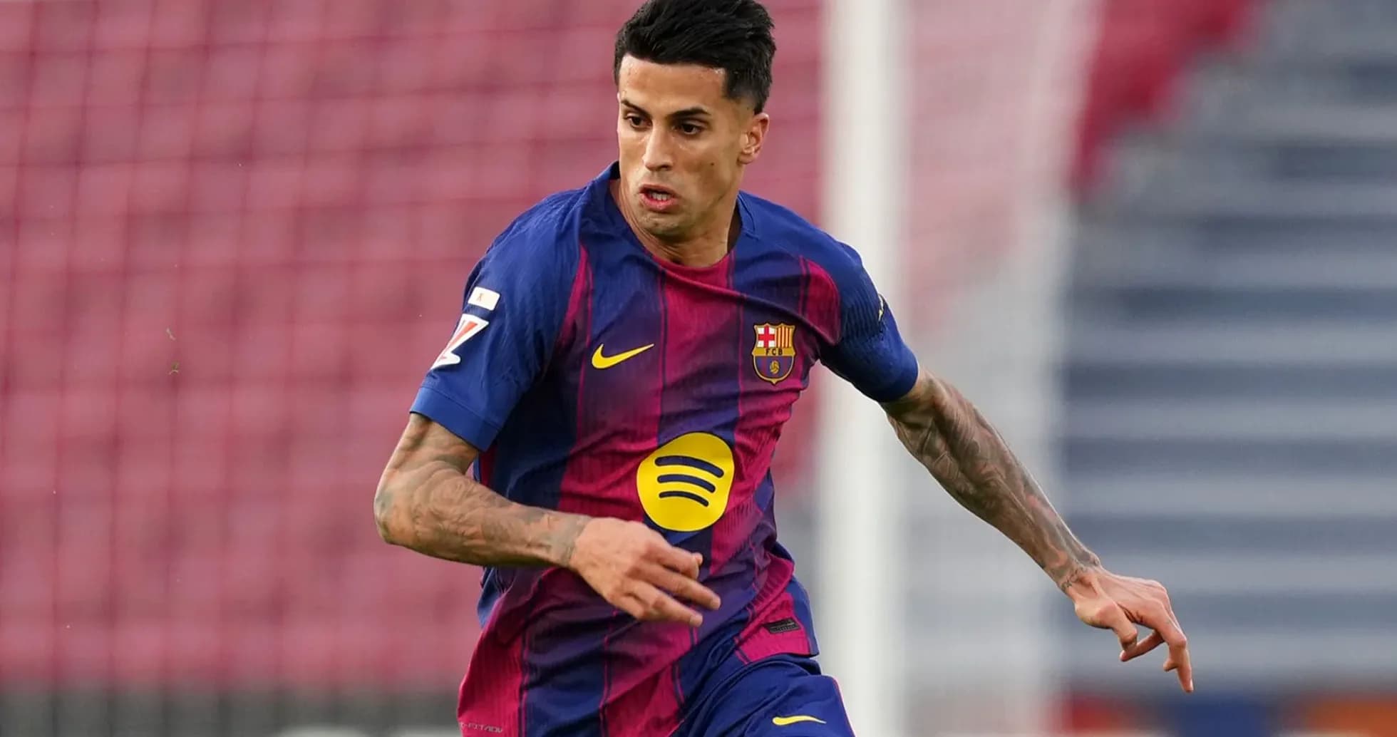 Jugador de FC Barcelona corriendo con el balón