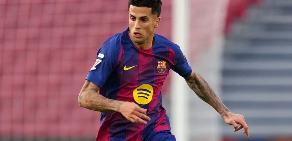 Jugador de FC Barcelona corriendo con el balón