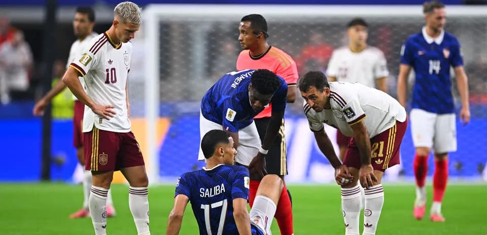 Jugadores de Francia y España durante el partido