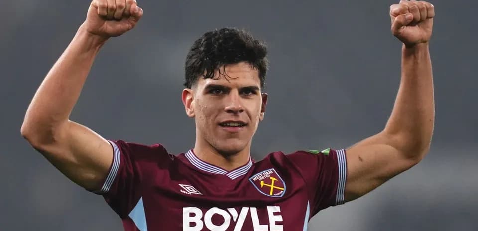 Jugador de West Ham United celebrando con los puños en alto