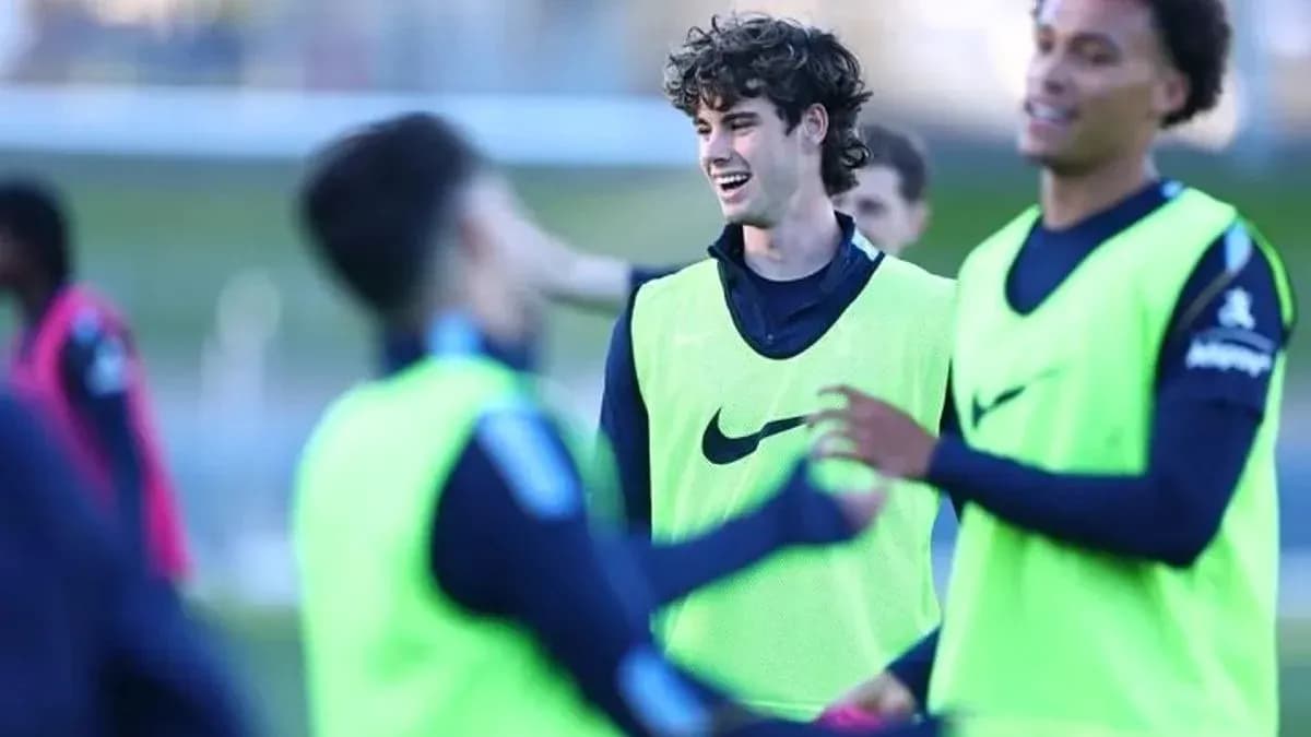 Jugadores entrenando y riendo en sesión de práctica