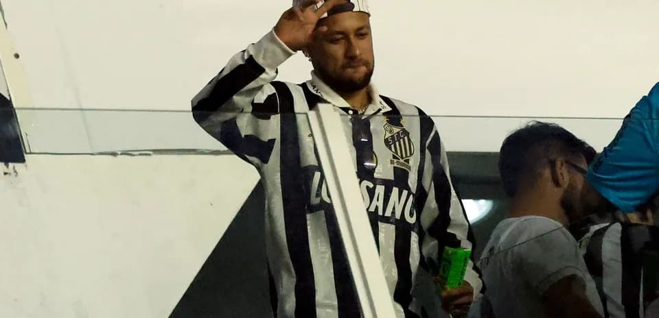 Jugador saludando desde la tribuna del estadio