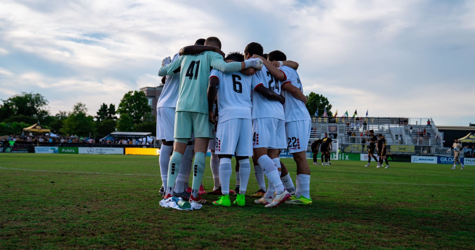 Jugadores de Charleston Battery en huddle