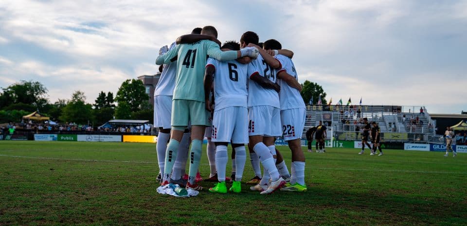 Jugadores de Charleston Battery en huddle