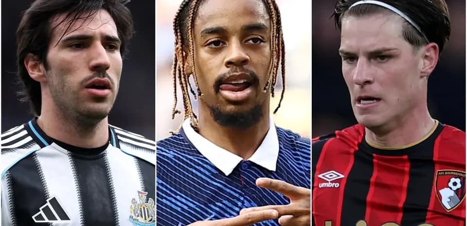 Tres jugadores de fútbol en retratos individuales