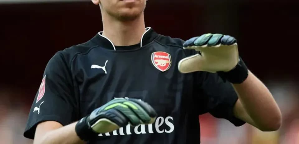 Portero de Arsenal ajustando sus guantes antes del partido