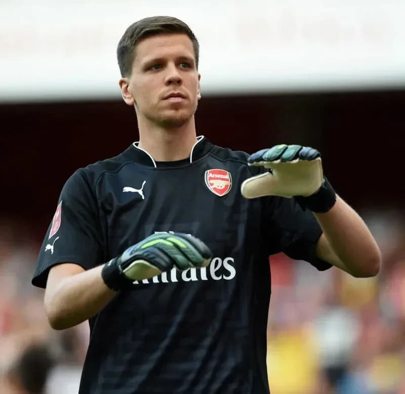 Portero de Arsenal ajustando sus guantes antes del partido