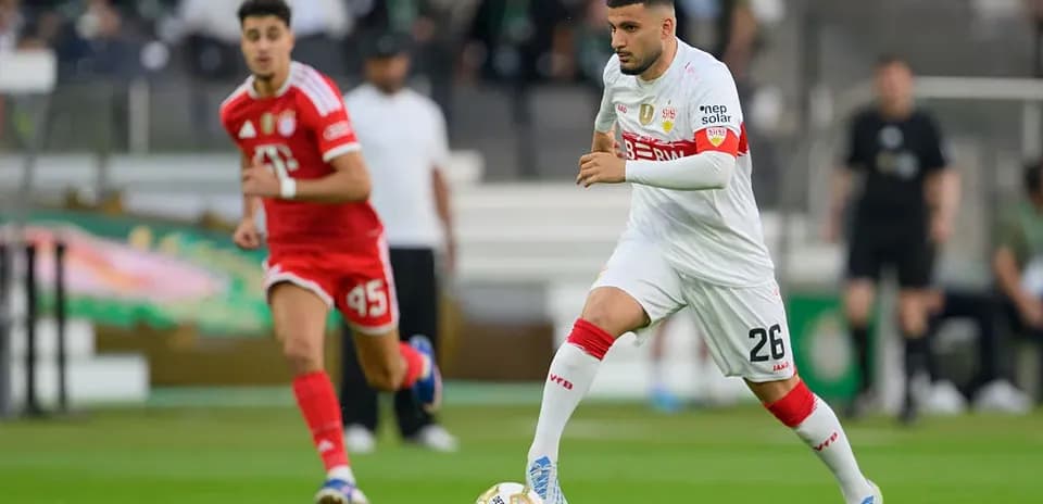 Jugador del VfB Stuttgart corriendo con el balón